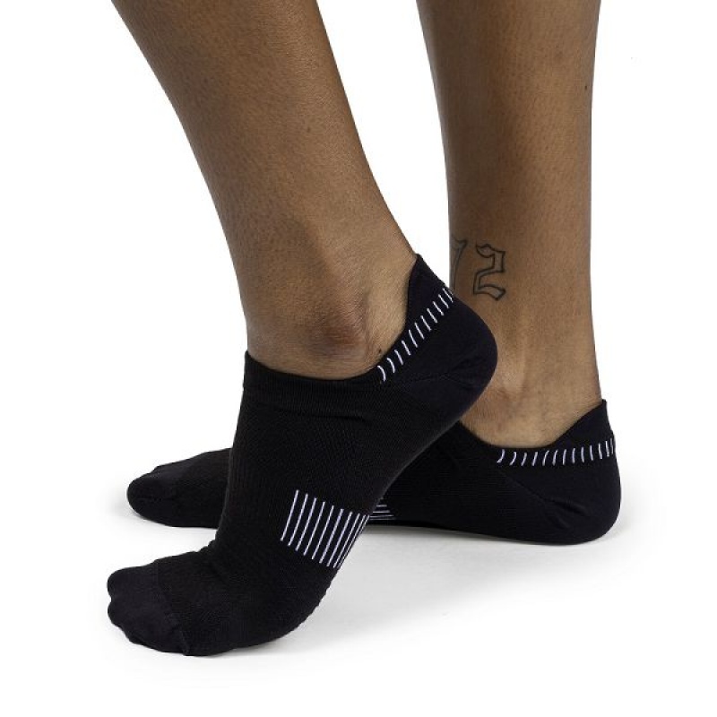 Women\'s On Running Ultralight Low Socks Black / White | 1065384_MY
